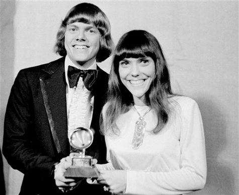 Richard and Karen, pose with their Grammy in 1971. (AP Photo)