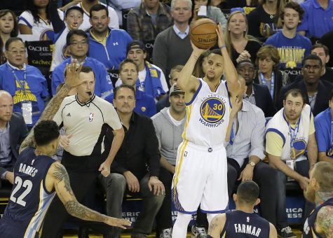 Golden State Warriors guard Stephen Curry (30) shoots a three point basket during the first half of an NBA basketball game against the Memphis Grizzlies in Oakland, Calif., Wednesday, April 13, 2016. (AP Photo/Jeff Chiu)