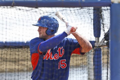 Tim Tebow takes batting practice at the New York Mets' complex, Monday, Sept. 19, 2016, in Port St. Lucie, Fla. The 2007 Heisman Trophy winner and former NFL quarterback got to the complex early Monday, and started his first workout as part of their instructional league team. (AP Photo/Wilfredo Lee)