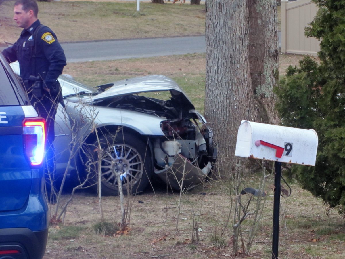 Car vs tree in Hyannis - CapeCod.com