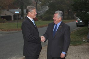 sk_centerville-gov-baker-and-local-candidates-visit-monomoy-circle_11-03-16-49