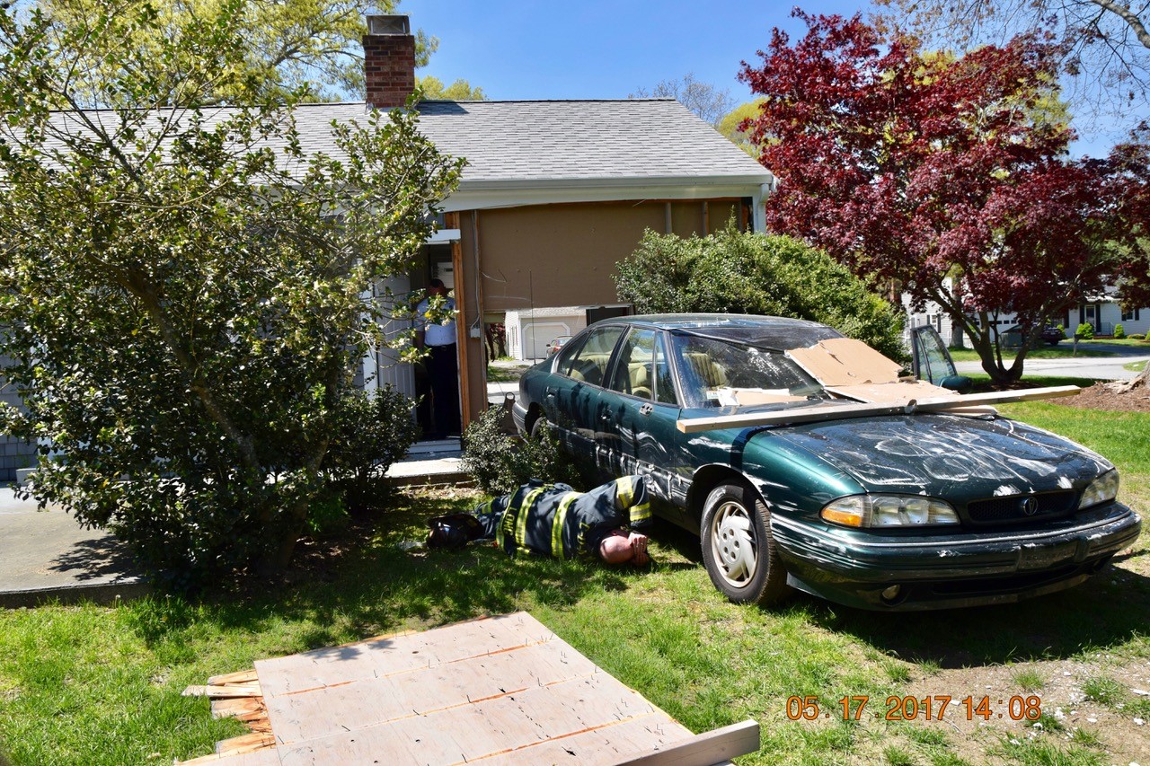 Car crashes through garage in Centerville