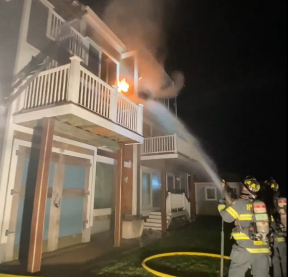 Video Fire erupts at home in Centerville