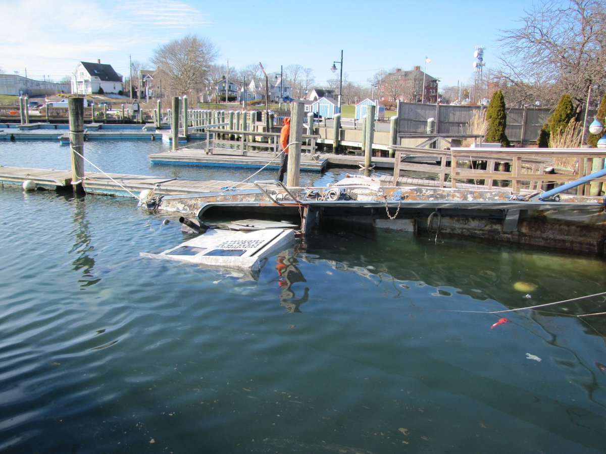 Vessel sinks in Hyannis Harbor