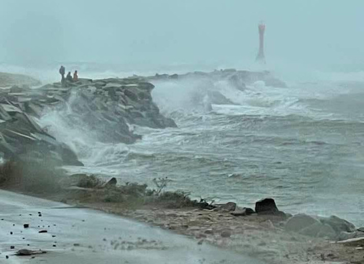 Continuing coverage Bomb cyclone hammers Cape Cod (part 2) 147K in dark, cleanup likely to take