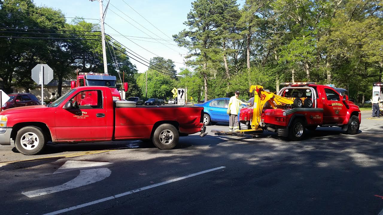 2 slightly injured in 3car crash in Centerville